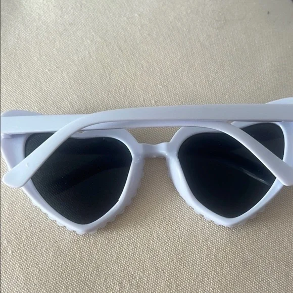 REVOLVE Bride To Be Heart Sunglasses - Picture 2 of 2
